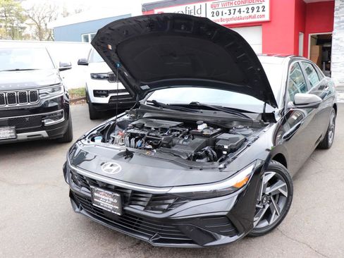 Used 2024 Hyundai Elantra Limited image 54