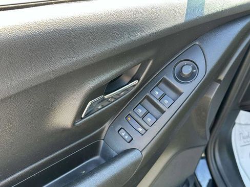Used 2018 Chevrolet Trax LT w/ LT Convenience Package image 8