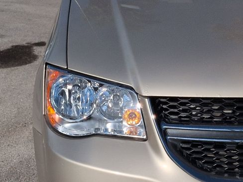 Used 2014 Dodge Grand Caravan SXT FWD image 9