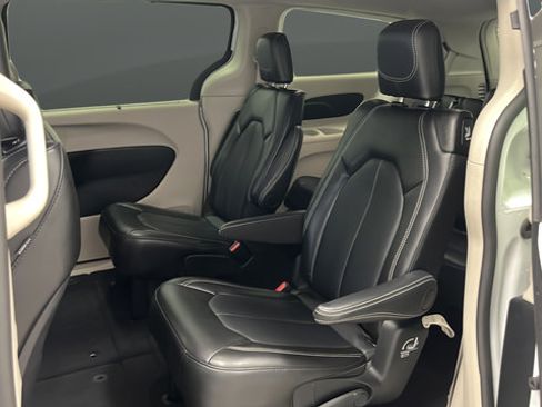 Used 2024 Chrysler Pacifica Touring-L FWD image 23