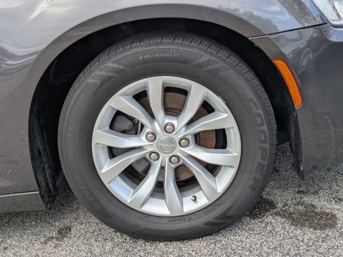 Used 2015 Chrysler 300 Limited image 11