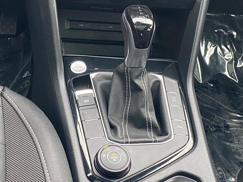 Used 2025 Volkswagen Taos SE image 10