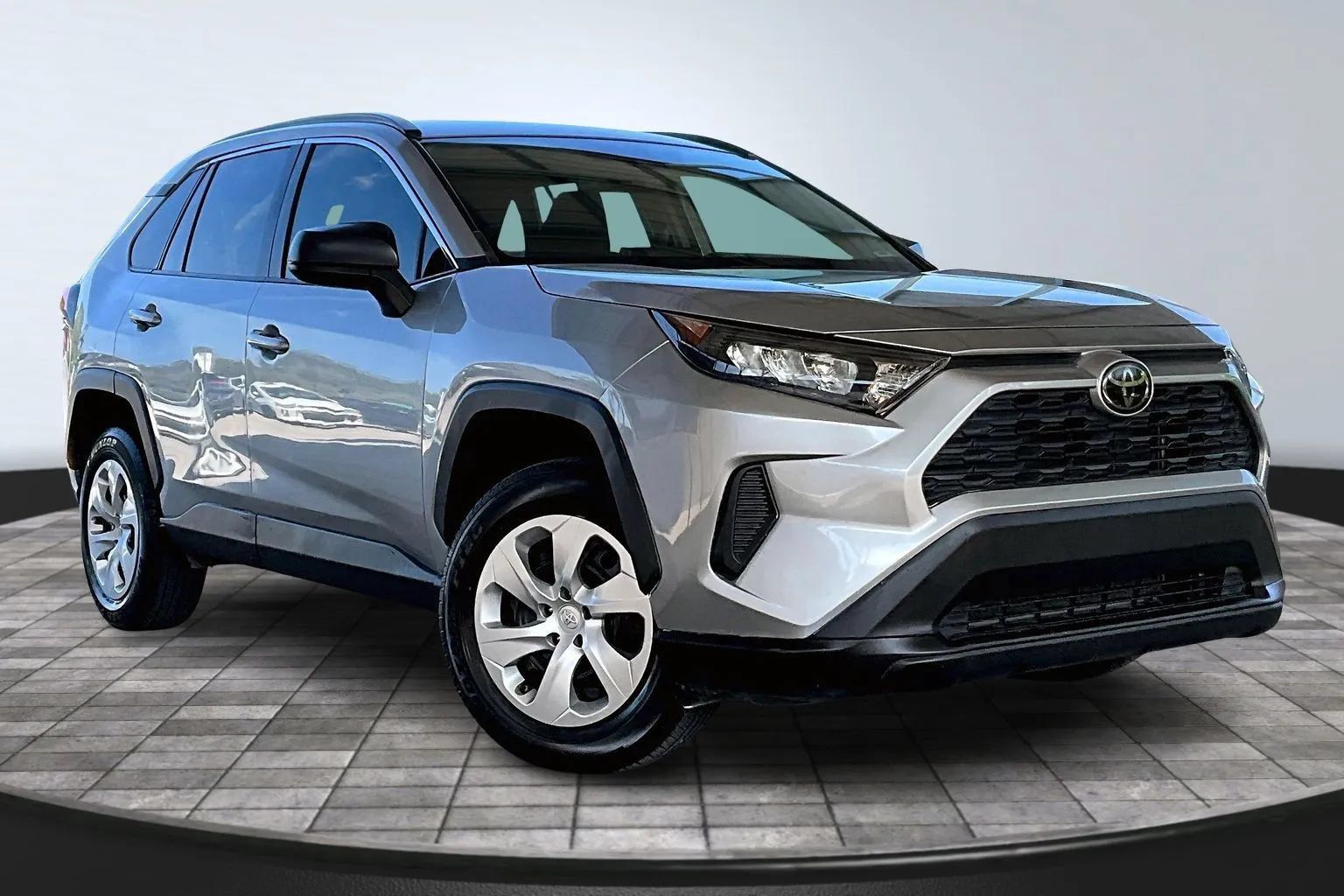 Used 2019 Toyota RAV4 LE FWD image 3