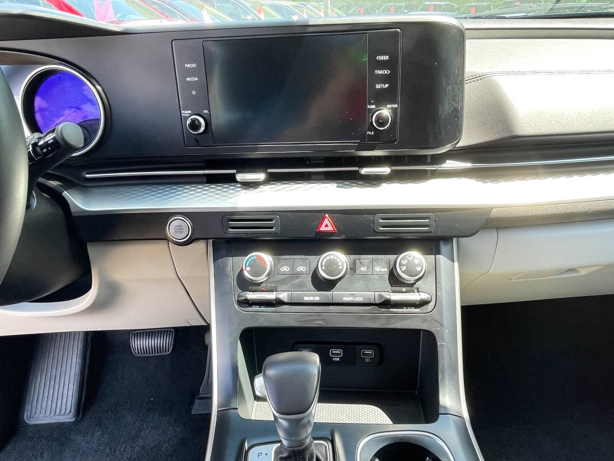 Used 2024 Kia Carnival LX FWD image 12