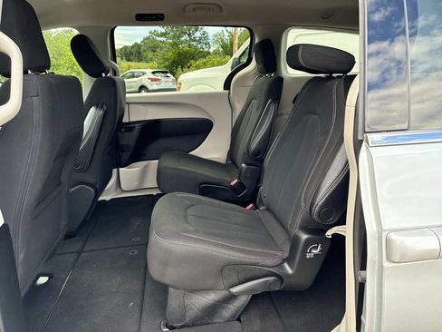 Used 2023 Chrysler Voyager LX FWD image 17