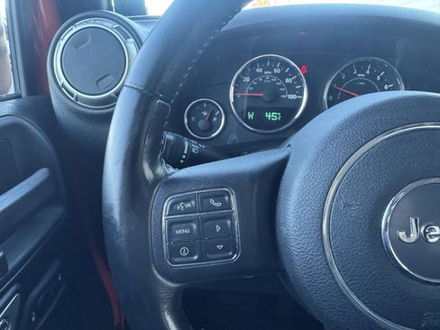 Used 2015 Jeep Wrangler Unlimited Rubicon w/ Connectivity Group image 22