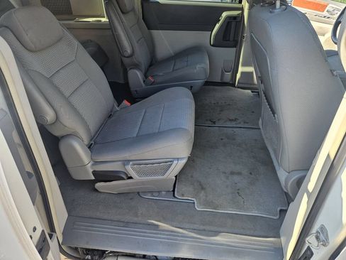 Used 2009 Chrysler Town & Country Touring FWD image 16