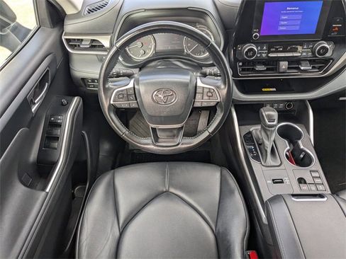 Used 2023 Toyota Highlander XLE image 18