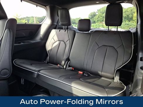 Used 2025 Chrysler Pacifica Premium FWD image 21