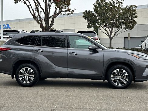 Used 2022 Toyota Highlander XLE image 3