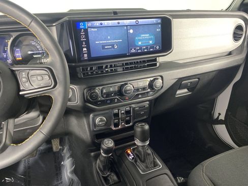 Used 2024 Jeep Wrangler Unlimited w/ Convenience Group AWD/4WD image 28