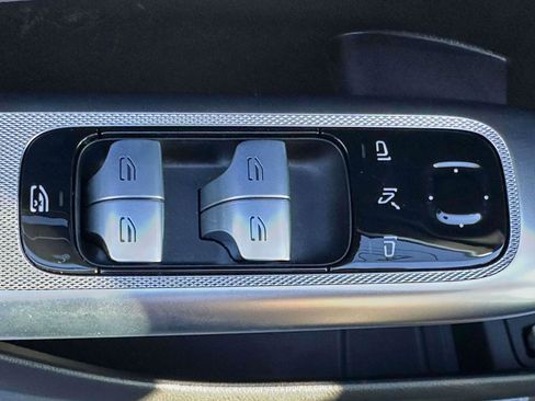 Used 2025 Mercedes-Benz GLC 350e 4MATIC image 12