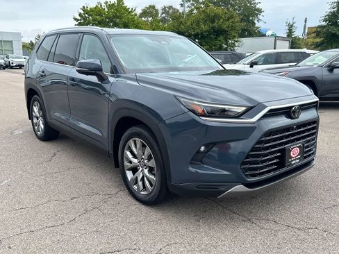 Used 2024 Toyota Grand Highlander AWD image 11