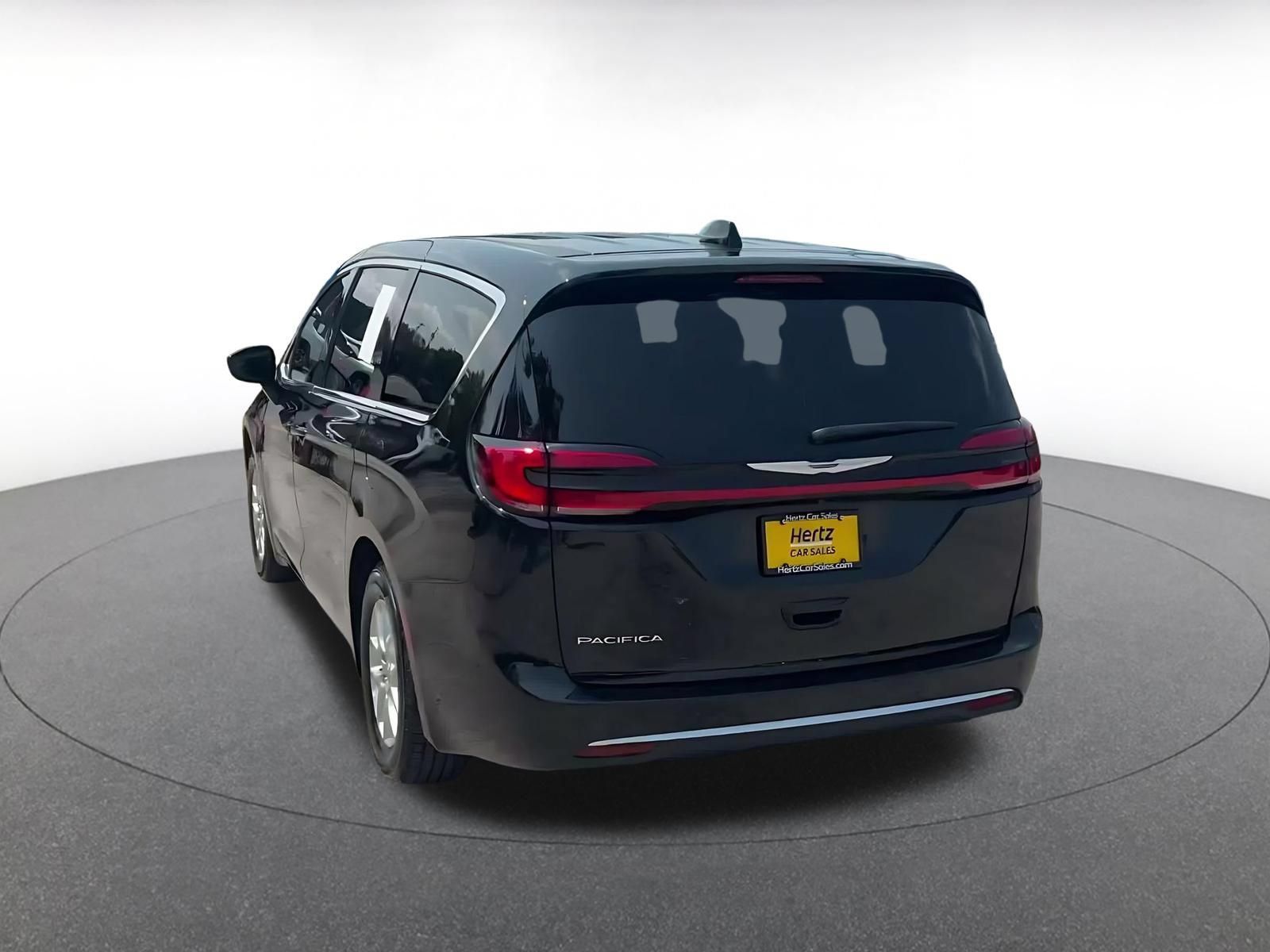 Used 2024 Chrysler Pacifica Touring-L FWD image 10