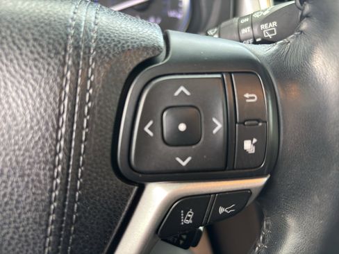 Used 2018 Toyota Highlander Limited w/ Carpet Mat Package (TMS) image 12