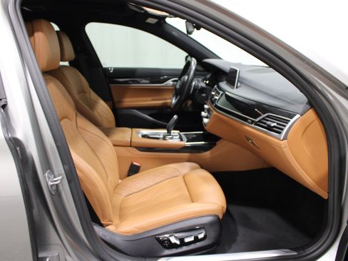 Used 2020 BMW 750i xDrive w/ Executive Package AWD/4WD image 30