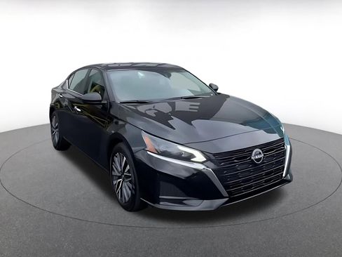 Used 2025 Nissan Altima 2.5 SV image 3