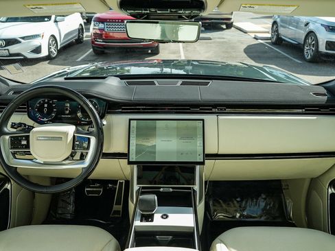 Certified 2025 Land Rover Range Rover SE AWD/4WD image 14