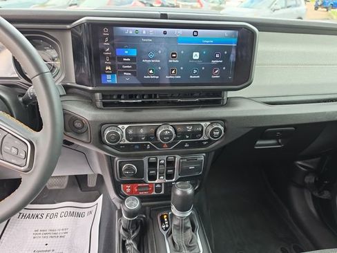 Used 2024 Jeep Wrangler Unlimited AWD/4WD image 15