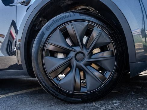 Used 2025 Tesla Model Y Long Range RWD image 29