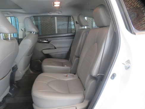 Used 2023 Toyota Highlander XLE FWD image 20