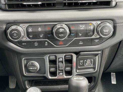 Used 2025 Jeep Wrangler Unlimited Sahara AWD/4WD image 24