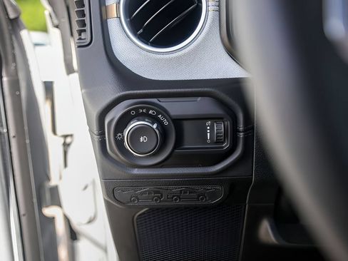 Used 2024 Jeep Wrangler Unlimited Sahara AWD/4WD image 18