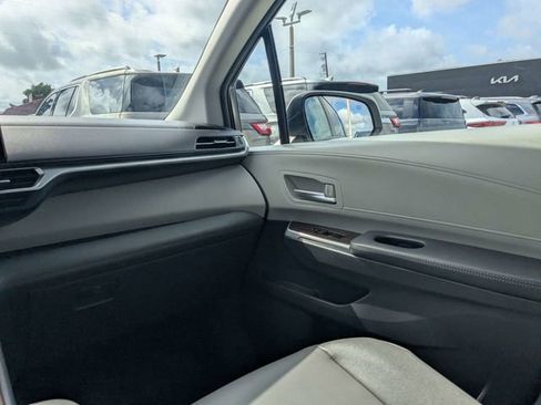 Used 2022 Toyota Sienna XLE FWD image 17