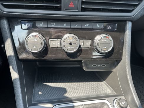 Used 2023 Volkswagen Jetta SE FWD image 17