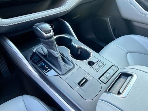 Used 2020 Toyota Highlander XLE image 18