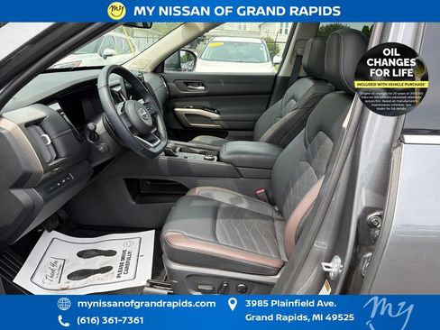 Used 2025 Nissan Pathfinder Platinum AWD/4WD image 10