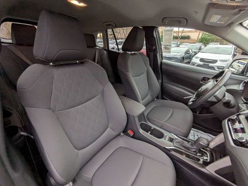Used 2025 Toyota Corolla Cross LE image 30