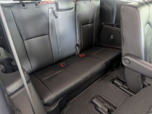 Used 2024 Toyota Highlander XLE AWD/4WD image 31