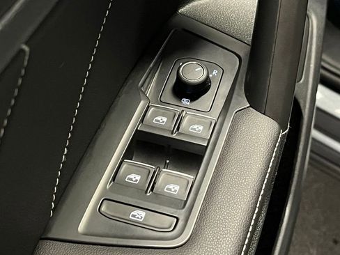 Used 2024 Volkswagen Tiguan SE R-Line image 17