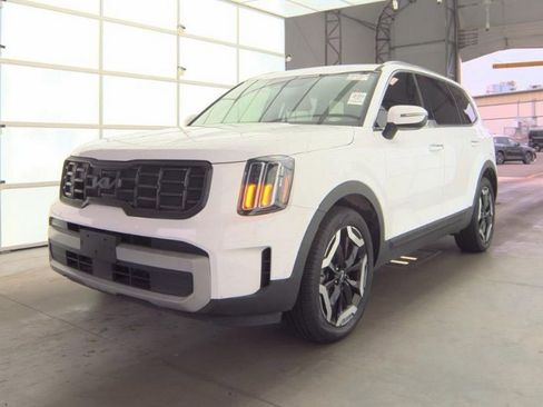 Used 2024 Kia Telluride S image 2