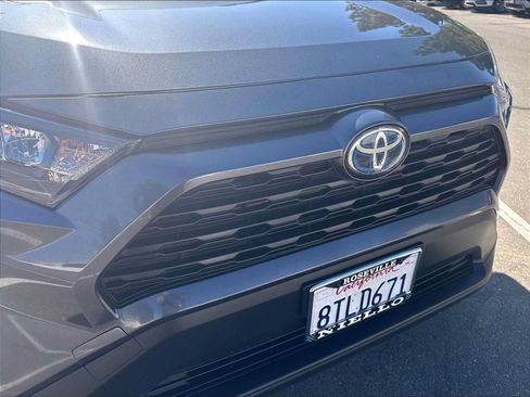 Used 2021 Toyota RAV4 LE AWD/4WD image 31