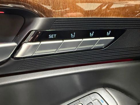 Used 2017 Genesis G90 3.3T Premium image 33