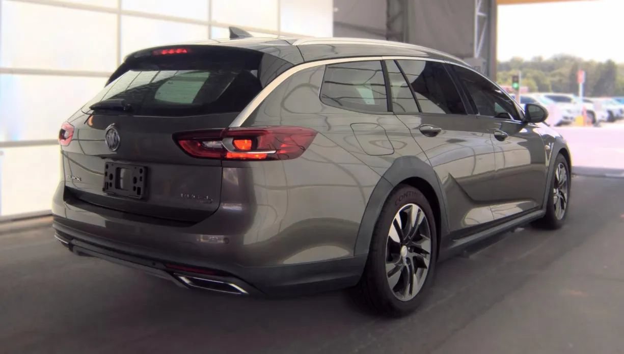 Used 2018 Buick Regal Essence w/ Driver Confidence Package #1 AWD/4WD image 3