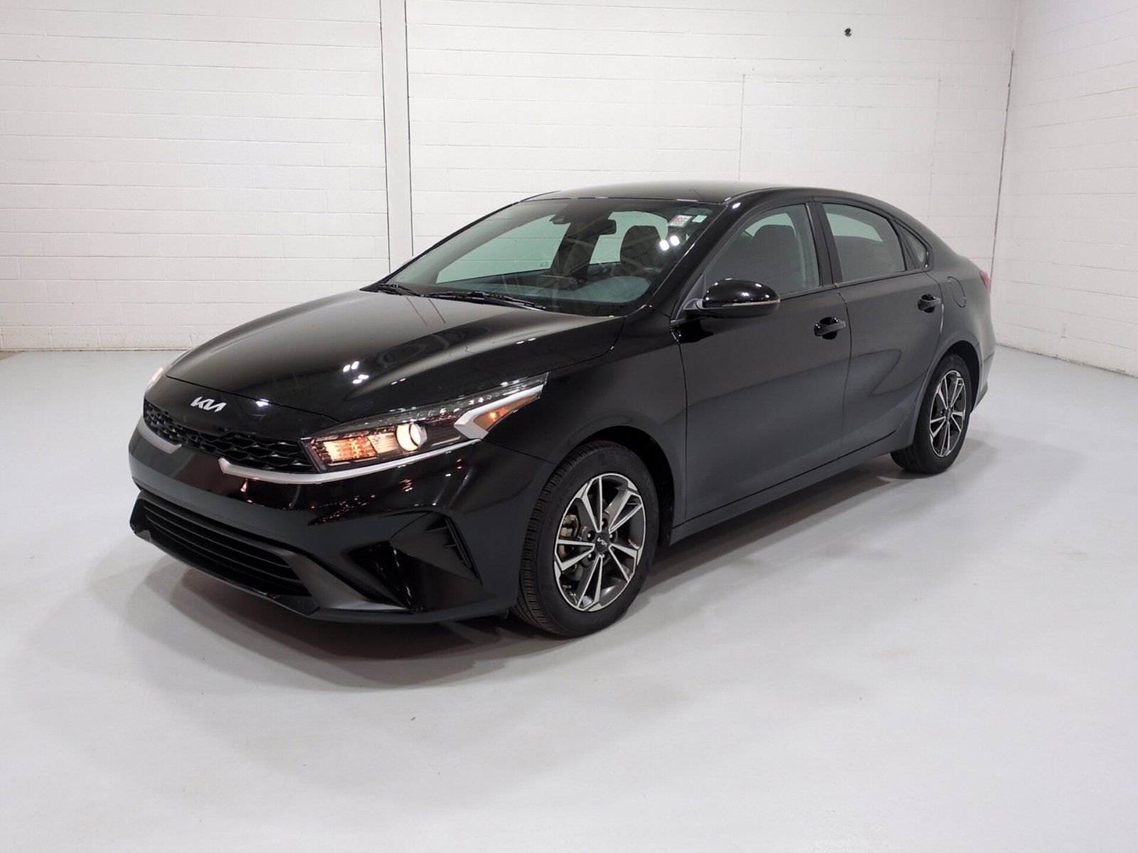 Used 2023 Kia Forte LXS w/ LXS Technology Package FWD image 7