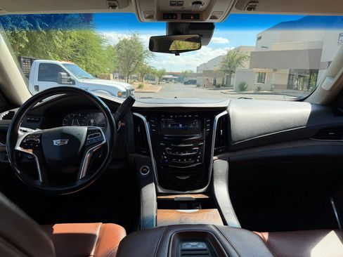 Used 2019 Cadillac Escalade Premium Luxury AWD/4WD image 16
