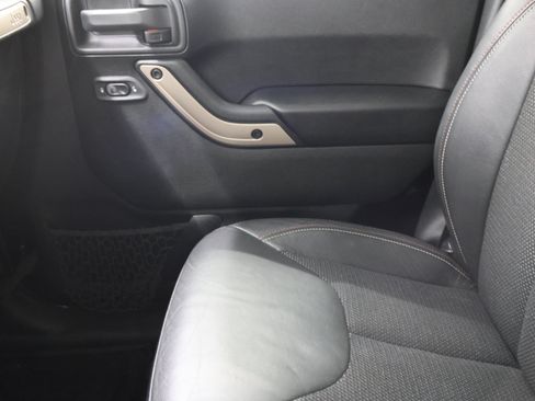 Used 2016 Jeep Wrangler Unlimited Sahara AWD/4WD image 12
