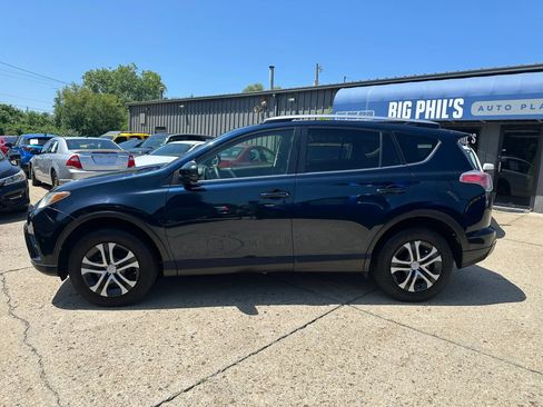Used 2018 Toyota RAV4 LE FWD image 4