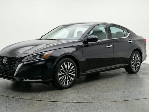 Used 2025 Nissan Altima 2.5 SV FWD image 3