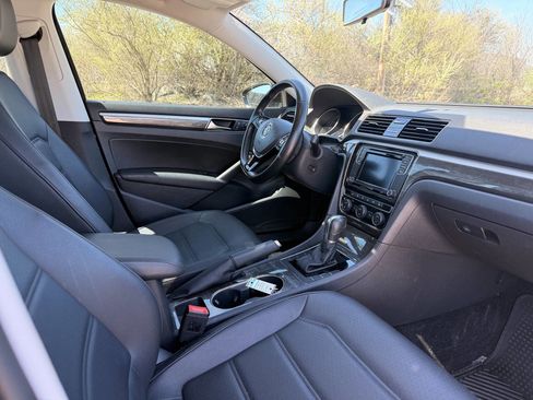 Used 2018 Volkswagen Passat 2.0T SE w/ SE Lighting Package FWD image 11