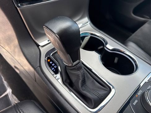 Used 2022 Jeep Grand Cherokee Laredo X image 30