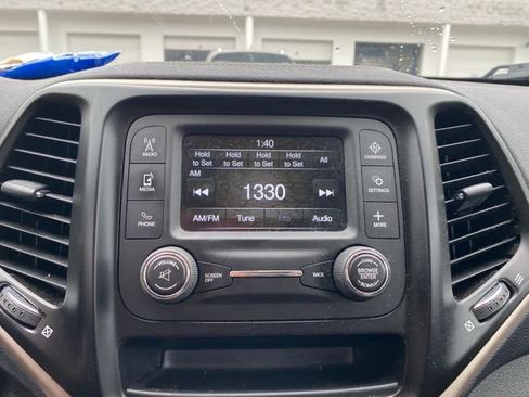 Used 2017 Jeep Cherokee Sport AWD/4WD image 14