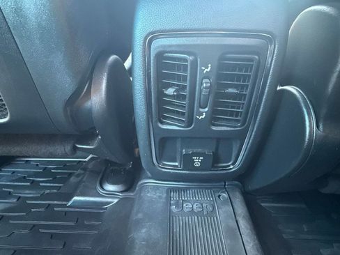 Used 2019 Jeep Grand Cherokee Altitude AWD/4WD image 13