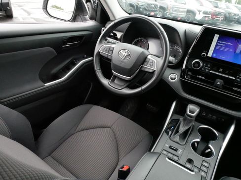 Certified 2024 Toyota Highlander LE AWD/4WD image 9