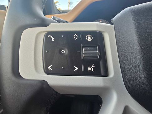 New 2026 Land Rover Defender 110 X-Dynamic SE image 32