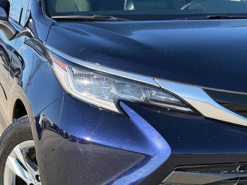 Used 2022 Toyota Sienna Limited image 3